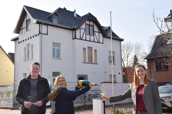 Estelle Dageroth (right side), manager of SEG, is happy about the new tenants, Sabine and Lars Ohlers, who will open their restaurant/café in the art studio this summer. Photo: Thomas Spekowius